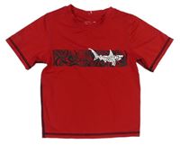 Červené sportovní tričko se žralokem a pruhem