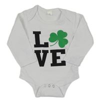 Bílé body s nápisem 