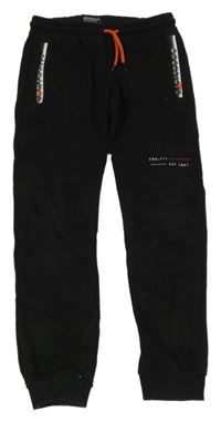 Černé tepláky s nápisy C&A