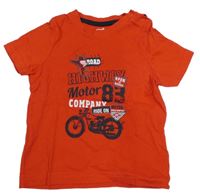 Červené tričko s nápisy a číslem a motorkou lupilu