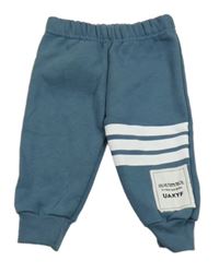 Modré tepláky s proužky s nášivkou 