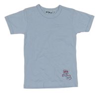 Světlemodré tričko se znaky s číslem a nápisem a šipkou BIMBUS