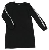 Černé teplákové šaty s pruhem s nápisy na rukávech C&A