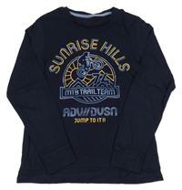 Tmavomodré triko s nápisy a motorkářem 