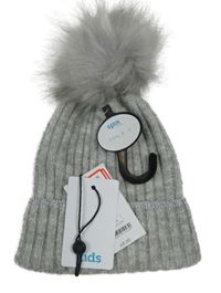 Nové - šedá melírovaná žebrovaná čepice s bambulí M&Co