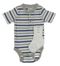 2set - Šedo-bílo-tmavomodré pruhované body s knoflíky + bílé ponožky