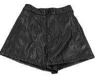 Černé koženkové sukňové kraťasy