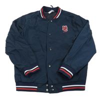 Tmavomodrý šusťákový zateplený bomber s nášivkou M&Co.