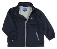 Tmavomodrá šusťáková jarní bunda s nápisem a ukrývací kapucí 