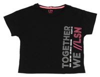 Černé crop tričko s nápisem LSN