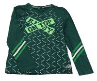 Tmavozelené vzorované triko s nápisem 