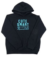 Tmavomodrá mikina s nápisem a kapucí 