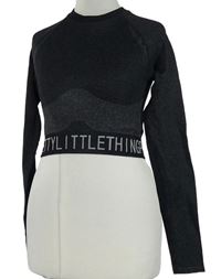 Dámské černé sportovní crop triko s logem PrettyLittle Thing