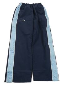 Tmavo-světlemodré šusťákové kalhoty s výšivkou