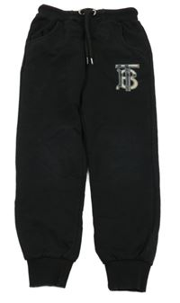 Černé tepláky s nášivkou 