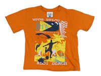 Oranžové tričko se sportovci a nápisy Topolino