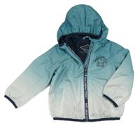 Šalvějovo-bílá šusťáková jarní bunda s písmenky a číslem a kapucí C&A