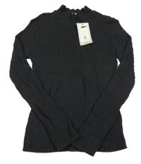 Nové - Černý žebrovaný lehký svetr Tu