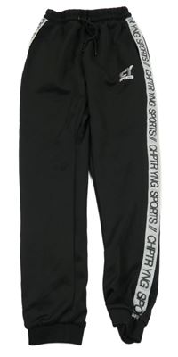 Černé sportovní tepláky s pruhem s nápisem Chapter young