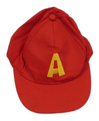 Červená kšiltovka s písmenem 