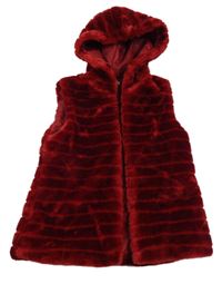 Červená kožešinová vesta s kapucí