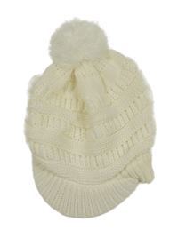 Bílá pletená čepice s kšiltem a bambulí