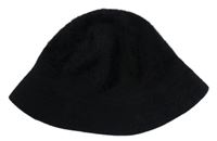 Černý chlupatý klobouk 