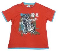 Červeno-modré tričko s chlapcem na kole C&A