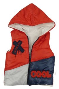 Červeno-tmavomodro-šedá šusťáková zateplená vesta s nápisy a kapucí 