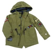 Olivová šusťáková jarní parka s nášivkami a kapucí 