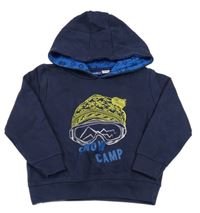 Tmavomodrá mikina s lyžařskými brýlemi a čepicí a kapucí lupilu