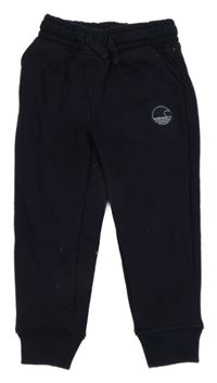 Tmavomodré tepláky s nášivkou SOULCAL&CO