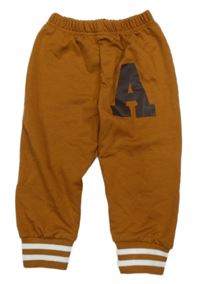 Hnědé lehké tepláky s písmenem