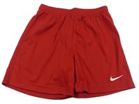 Červené sportovní kraťasy s logem Nike
