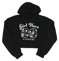 Černá crop mikina s číslem s růžemi a nápisy a kapucí C&A