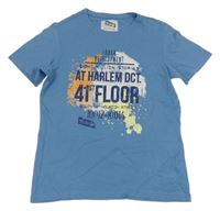 Modré tričko s nápisy a skvrnkami alive