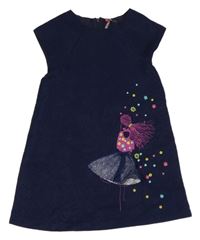 Tmavomodré vzorované šaty s dívkou orchestra