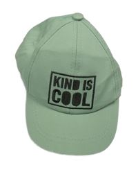 Zelená kšiltovka s nápisem 