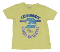 Žluté tričko s nápisy a vlnou 