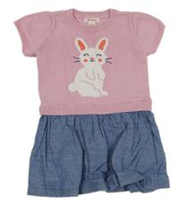 Světlerůžové pletené šaty se zajícem a riflovou sukní 