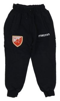 Černé tepláky s nášivkou 