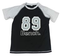 Černo-světlešedé sportovní tričko s číslem a logem Bench.