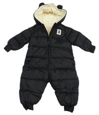 Černá šusťáková zimní kombinéza s nášivkou a kapucí 