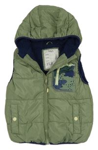 Khaki šusťáková zateplená vesta s army kapsou a kapucí zn. M&S