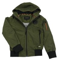 Khaki šusťáková jarní bunda s nášivkou a kapucí Cars