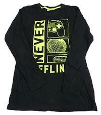 Černé triko s ovladačem a nápisy Y.F.K.