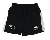 Černé sportovní kraťasy s bílým pruhem a logem Umbro