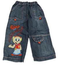 Tmavomodré rifle s obrázkem a nápisem 