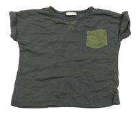Tmavošedé tričko se zelenou kapsou Next