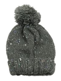 Šedá čepice s flitry a bambulí